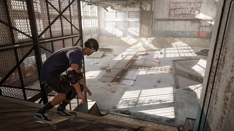 Seorang skater lengkap dengan gear sedang bersiap meluncur dalam tampilan Tony Hawk Pro terbaru